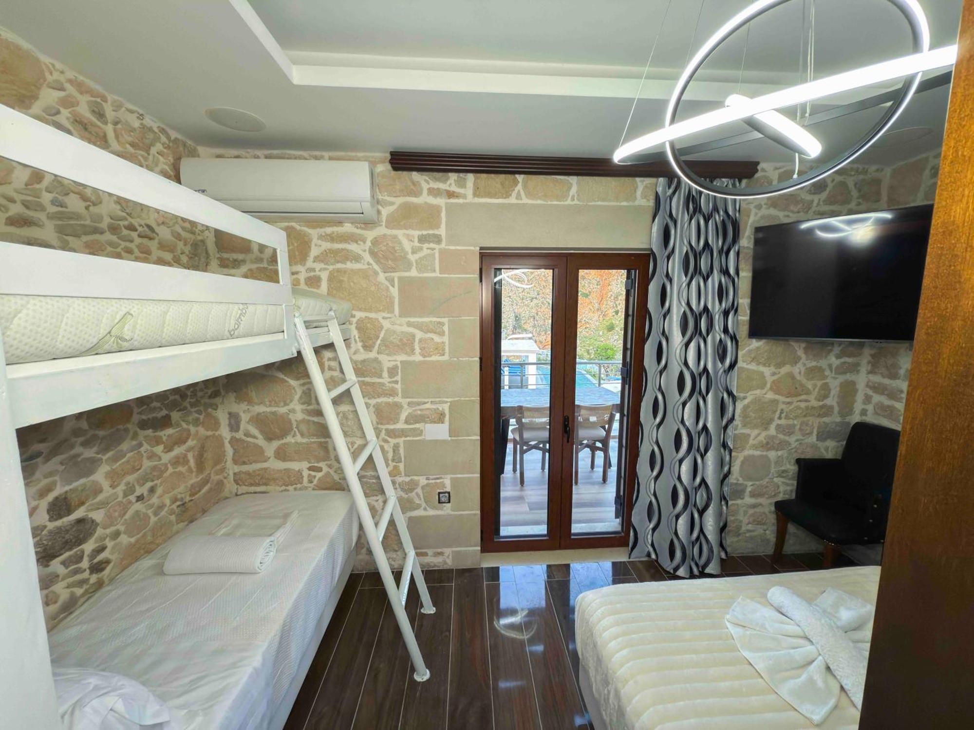 Heated Private Ozone Salt Pool, Jacuzzi, Cinema Inside & Outside, Ping Pong, Billiard, Ps5, Playground, Giant Chess, Giant Monopoly, Table Football, 3X Surround Sound - Villa Rokka Luxe Киссамос Экстерьер фото